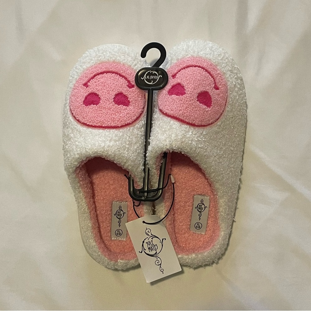 Smiley face preppy slippers - size 9/10
